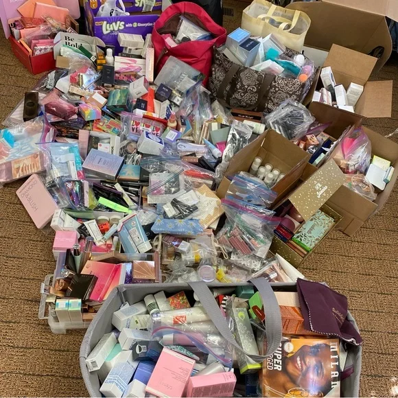 MYSTERY BOX ❤️CURATED❤️Beauty SKINCARE MAKEUP HAIRCARE BATH SPA $277-$299 MSRV - Picture 4 of 16